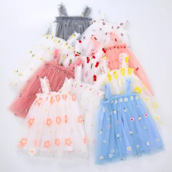 2023 Нова рокля за малки момичета, модни тиранти, бродерия, малко цветя сладък рокли на принцеси, пола за момичетата на 1-ви рожден ден, подарък